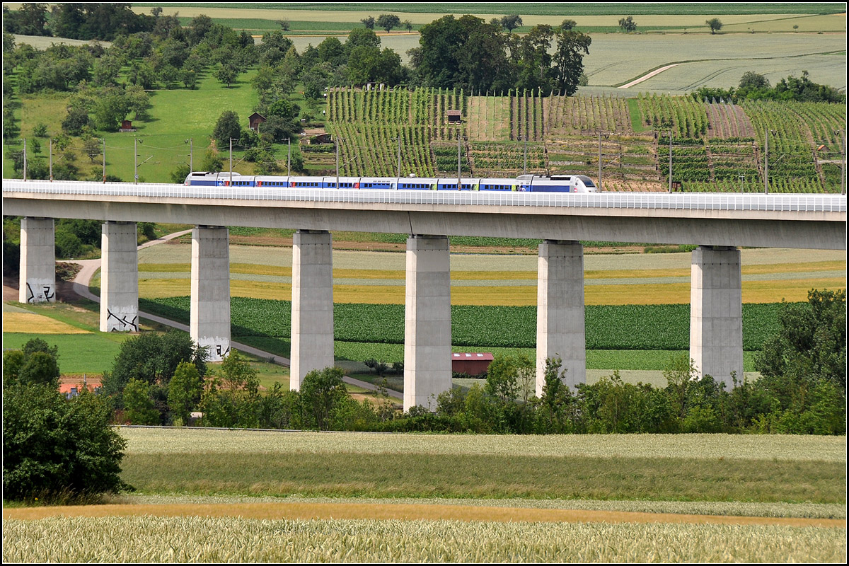 Der TGV über dem Enztal -

Auf der Schnellfahrstrecke Mannheim - Stuttgart quert ein TGV in Fahrtrichtung Stuttgart das Enztalviadukt.

23.11.2011 (J)