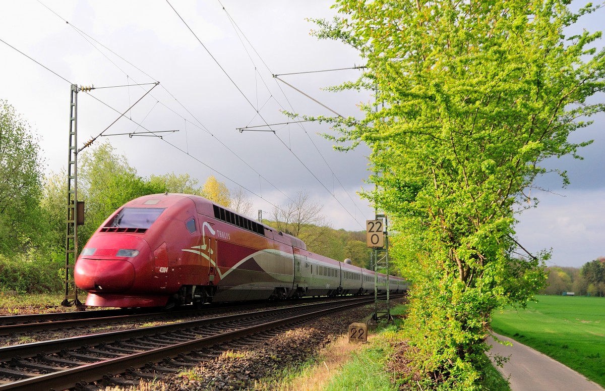 Der Thalys 4304 am 14.4.2014 unterwegs nach Köln, hier auf der KBS 485 bei Km 22,0 Übach-Palenberg. Für 10 Tage werden sie wegen einer Großbaustelle des Straßenbau NRW in Düren (KBS 482) umgeleitet. 