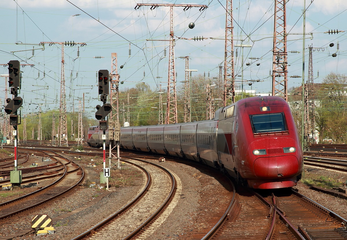 Der THALYS 4321 fährt am 15.04.2015 in den Essener Hauptbahnhof ein, um gleich als Zug Nr. 9484 seine Fahrt nach Paris Nord zu beginnen