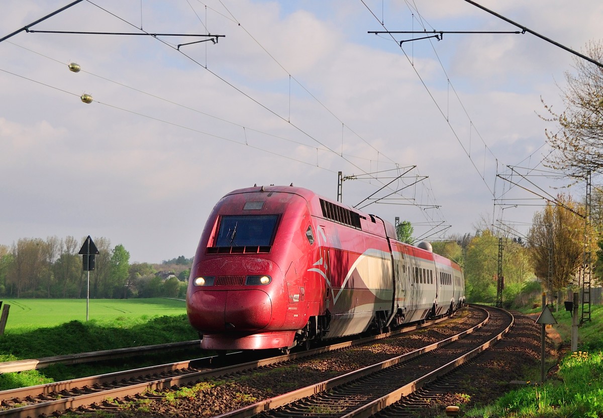 Der Thalys 4332 am 14.4.2014 unterwegs nach Aachen, hier auf der KBS 485 beim Bü Km 21.631 Rimburg. Für 10 Tage werden sie wegen einer Großbaustelle des Straßenbau NRW in Düren (KBS 480) umgeleitet. 