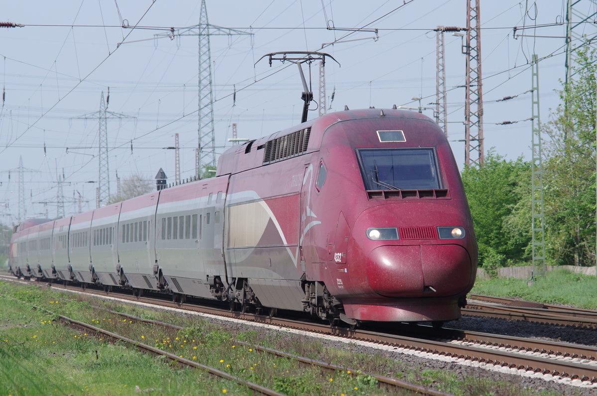 Der Thalys 4332 durchfährt am 21.04.2018 den Bahnhof Lintorf auf der Güterzugstrecke  der  Rheinischen Bahn  Troisdorf–Mülheim-Speldorf