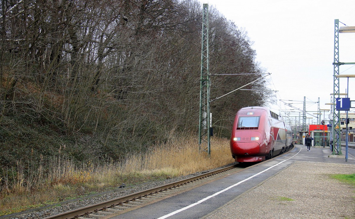 Der Thalys aus Essen-Hbf nach Paris(F) kommt durch Stolberg-Rheinland-Hbf aus Richtung Köln und fährt in Richtung Eilendorf,Aachen-Rothe Erde,Aachen-Hbf.
Bei Sonne und Wolken am Kalten Mittag vom 12.12.2015.