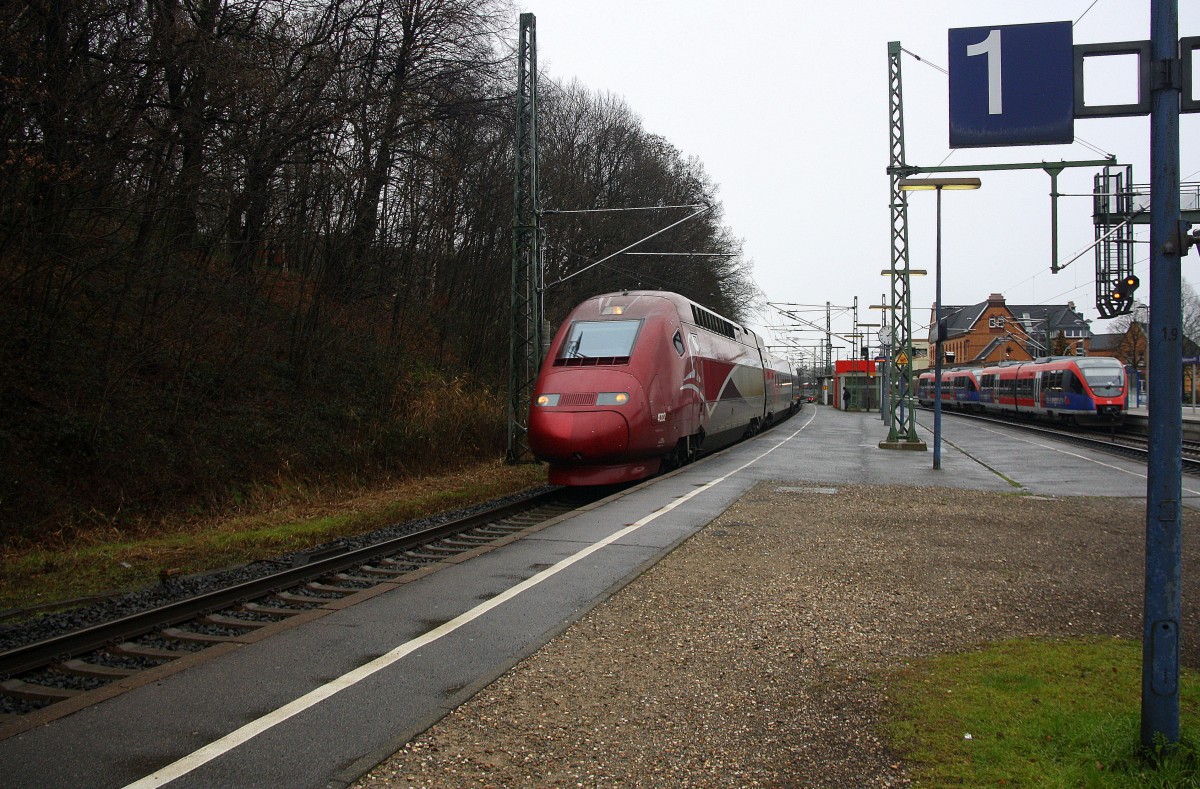 Der Thalys aus Essen-Hbf-Paris(F) kommt durch Stolberg-Rheinland-Hbf aus Richtung Köln und fährt in Richtung Eilendorf,Aachen-Rothe Erde,Aachen-Hbf bei Regenwetter am Kalten vom 13.12.2014.