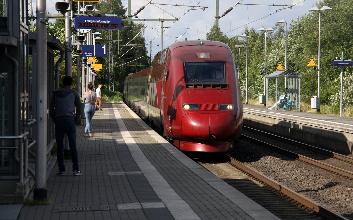 Der Thalys aus Essen-Hbf(D) nach Paris(F) kommt als Umleiter durch Erkelenz in Richtung Aachen. 
Aufgenommen vom Bahnsteig 1 in Erkelenz.
Bei Sommerwetter am 6.6.2017.
