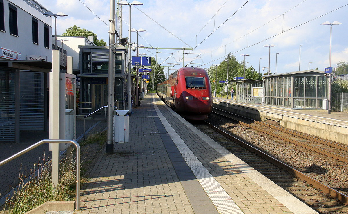 Der Thalys aus Essen-Hbf(D) nach Paris(F) kommt als Umleiter durch Erkelenz in Richtung Aachen. 
Aufgenommen vom Bahnsteig 1 in Erkelenz. 
Bei Sommerwetter am Abend vom 7.6.2017.