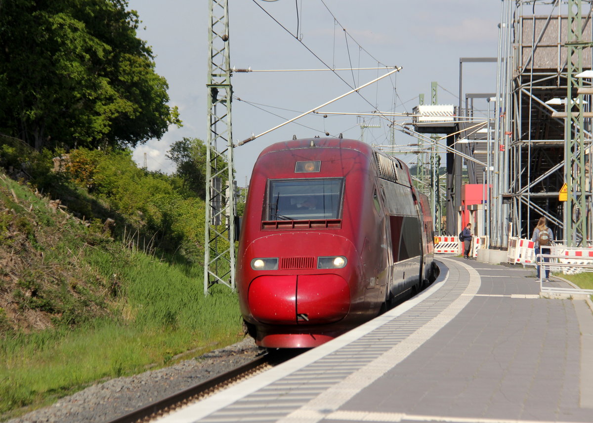 Der Thalys aus Köln-Hbf nach Paris(F) kommt durch Stolberg-Rheinland-Hbf aus Richtung Köln und fährt in Richtung Eilendorf,Aachen-Rothe Erde,Aachen-Hbf.
Aufgenommen vom Bahnsteig 1 in Stolberg-Hbf. 
Bei schönem Frühlingswetter am Nachmittag vom 14.5.2019.