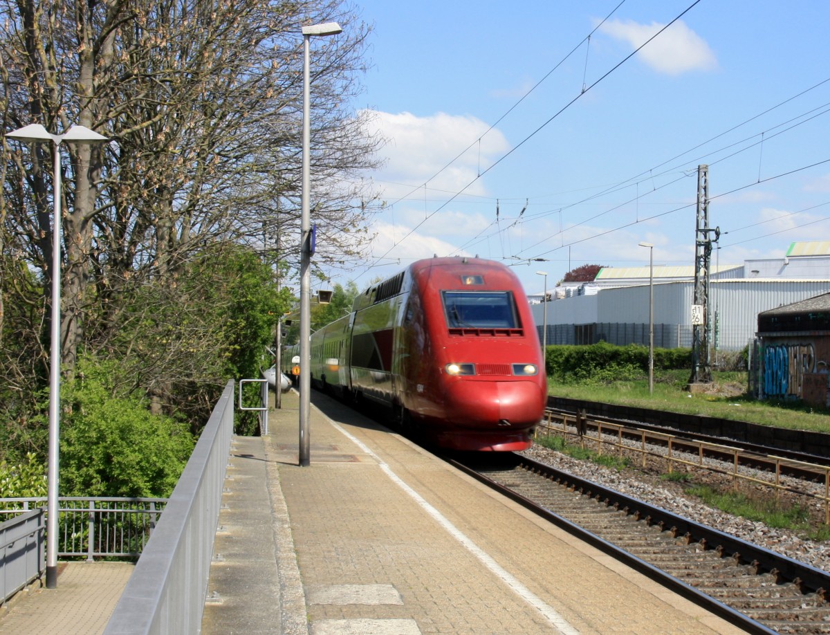 Der Thalys aus Köln-Hbf-Paris(F) kommt durch Kohlscheid als Umleiter aus Richtung Neuss,Herzogenrath und fährt in Richtung Aachen-West,Hbf und fährt die Kohlscheider-Rampe hoch nach Aachen-West bei schönem Frühlingswetter am 19.4.2014.