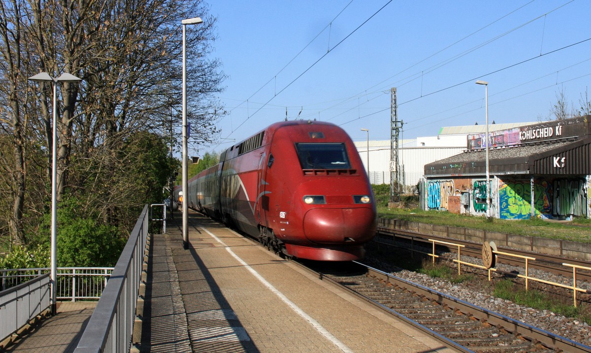 Der Thalys aus Köln-Hbf-Paris(F) kommt durch Kohlscheid als Umleiter aus Richtung Neuss,Herzogenrath und fährt in Richtung Aachen-West,Hbf und fährt die Kohlscheider-Rampe hoch nach Aachen-West bei schönem Frühlingswetter am 19.4.2014.
