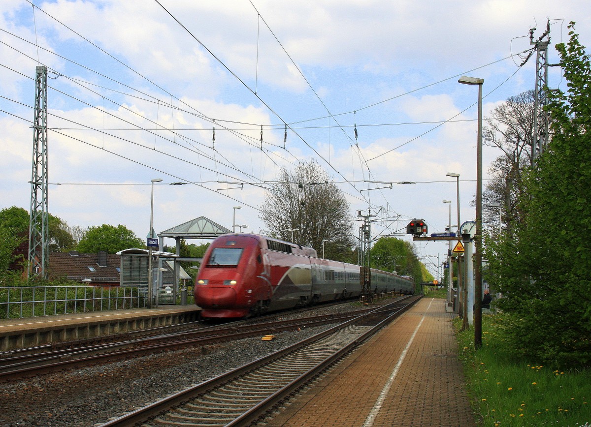 Der Thalys aus Köln-Hbf-Paris(F) kommt durch Kohlscheid als Umleiter aus Richtung Neuss,Herzogenrath und fährt in Richtung Aachen-West,Hbf und fährt die Kohlscheider-Rampe hoch nach Aachen-West bei Sonne und Wolken am 20.4.2014.