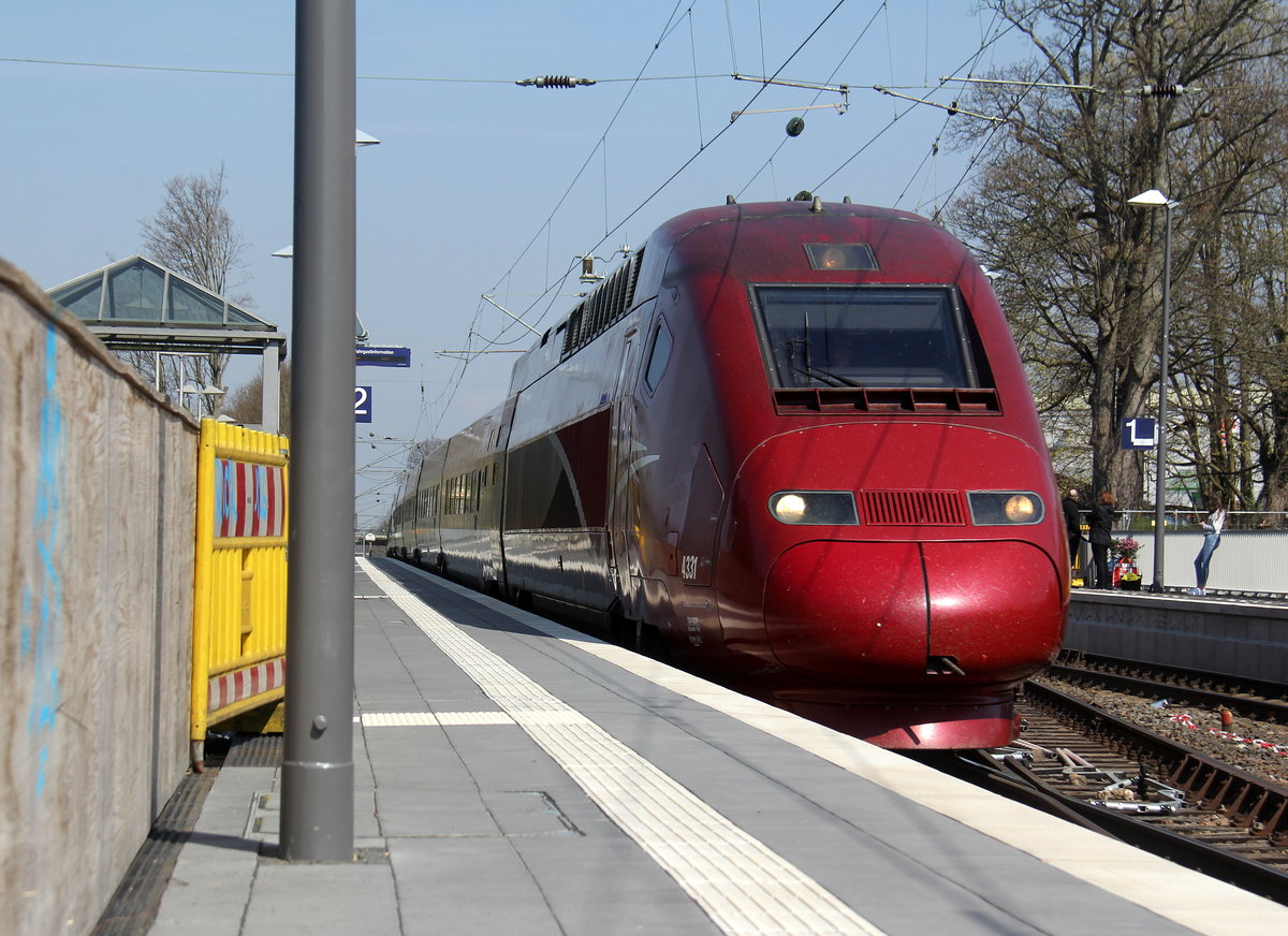 Der Thalys aus Köln-Hbf(D) nach Paris(F) kommt durch Kohlscheid als Umleiter aus Richtung Rheydt,Herzogenrath und fährt in Richtung Aachen-West,Aachen-Schanz,Aachen-Hbf und fährt die Kohlscheider-Rampe hoch. 
Aufgenommen von Bahnsteig 2 in Kohlscheid. 
Bei schönem Frühlingswetter am Mittag vom 7.4.2019.