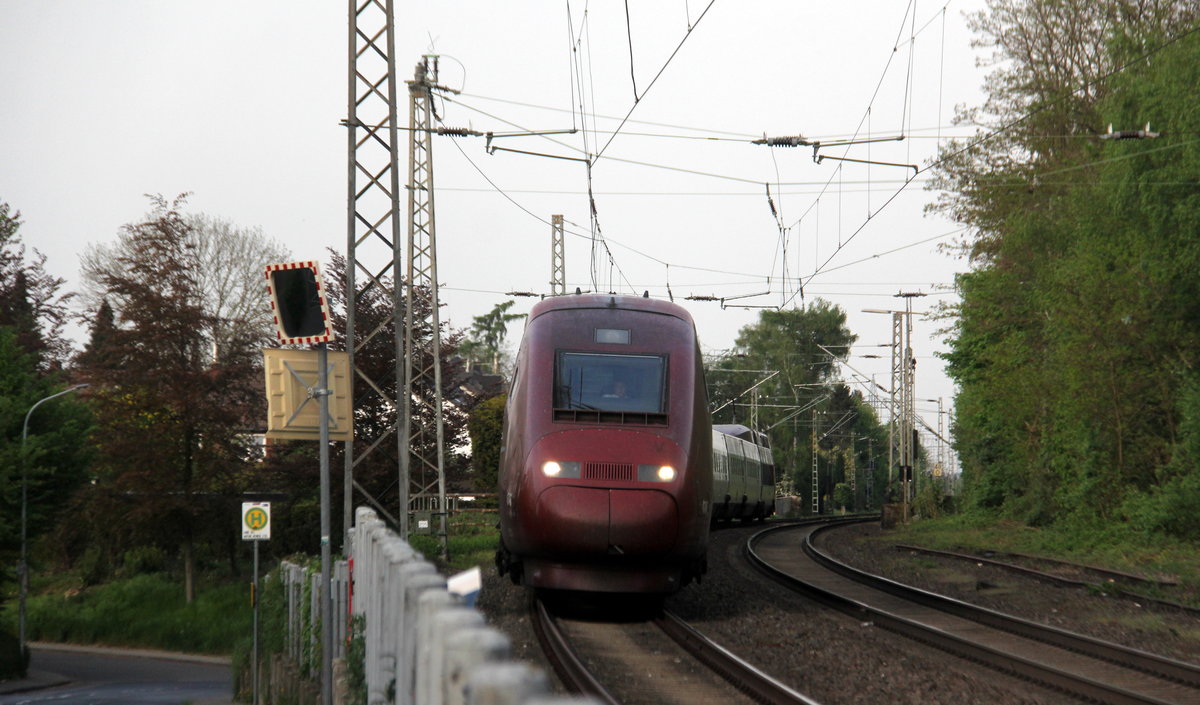 Der Thalys aus Köln-Hbf(D) nach Paris(F) kommt als Umleiter durch Erkelenz in Richtung Aachen.
Aufgenommen von der Mühlenstraße in Erkelenz.
Am 23.4.2019.