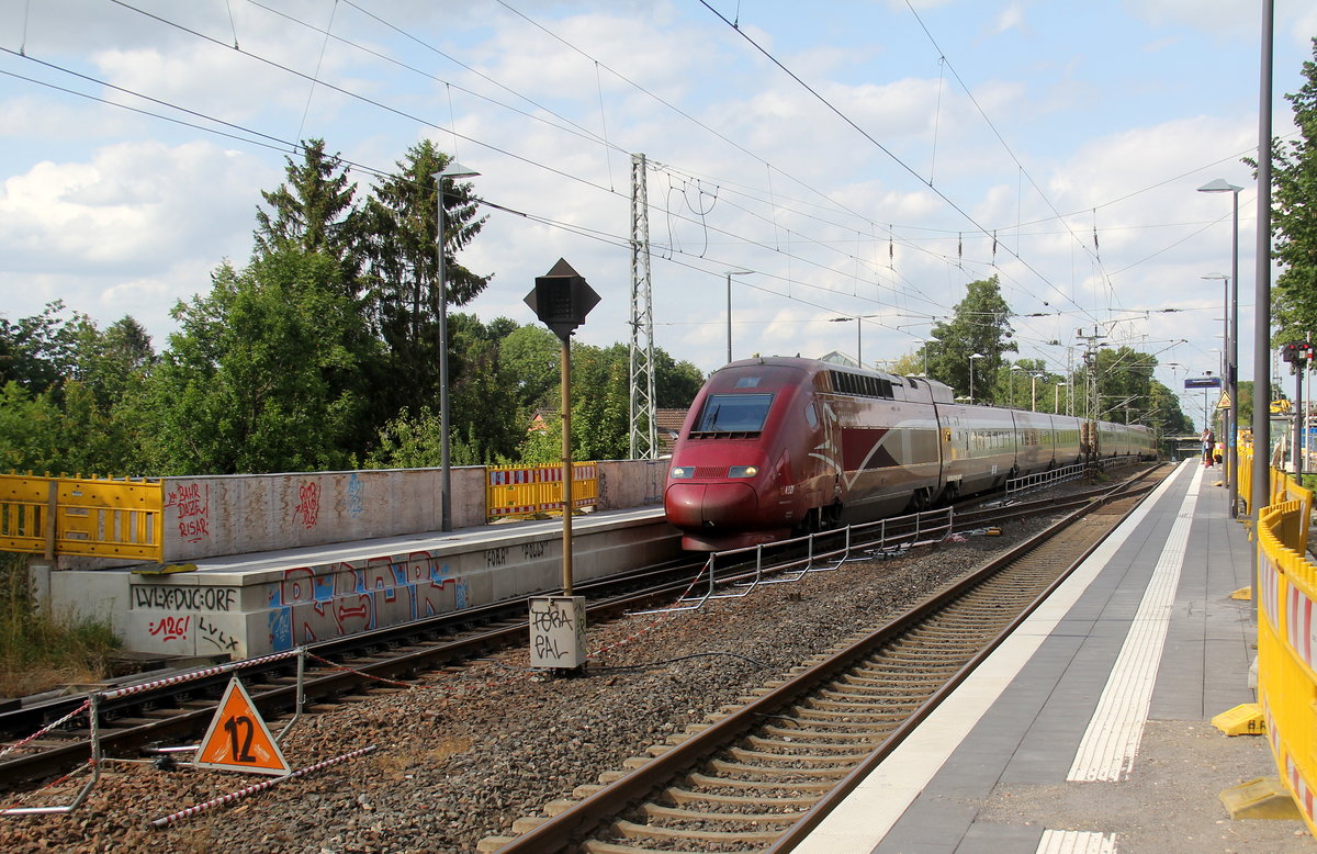 Der Thalys aus Köln-Hbf(D) nach Paris(F) kommt durch Kohlscheid als Umleiter aus Richtung Rheydt,Herzogenrath und fährt in Richtung Aachen-West,Aachen-Schanz,Aachen-Hbf und fährt die Kohlscheider-Rampe hoch. 
Aufgenommen von Bahnsteig 1 in Kohlscheid. 
Bei Sommerwetter am Nachmittag vom 7.7.2019.