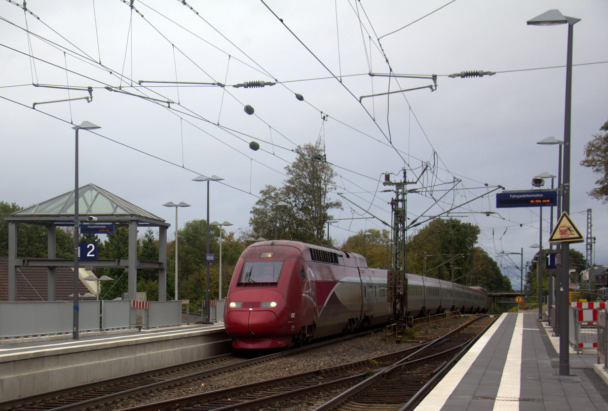 Der Thalys aus Köln-Hbf(D) nach Paris(F) kommt durch Kohlscheid als Umleiter aus Richtung Rheydt,Herzogenrath und fährt in Richtung Aachen-West,Aachen-Schanz,Aachen-Hbf und fährt die Kohlscheider-Rampe hoch. 
Aufgenommen von Bahnsteig 1 in Kohlscheid. 
Bei Wolken am Nachmittag vom 16.10.2019.