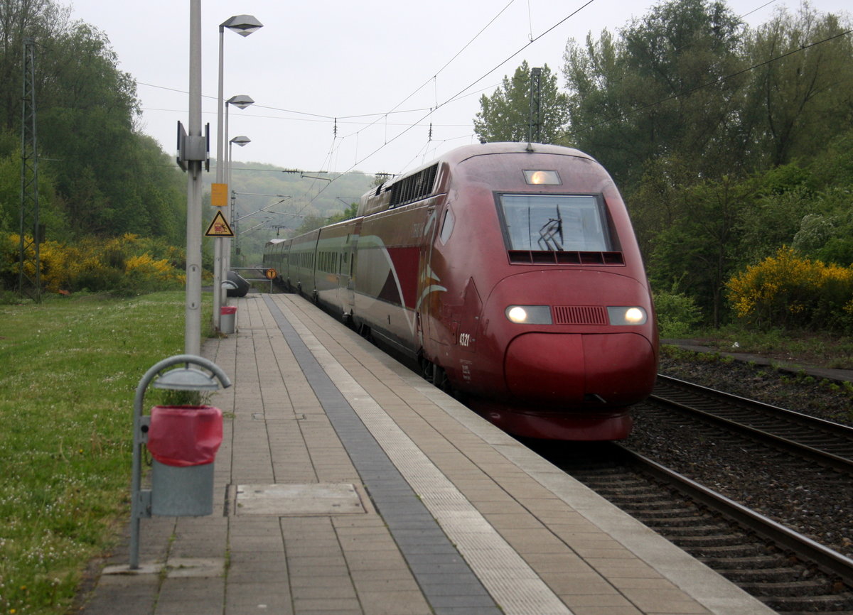Der Thalys aus Paris-Nord(F) Essen-Hbf(D) und kommt durch Übach-Palenberg als Umleiter aus Richtung Aachen-Hbf,Aachen-Schanz,Aachen-West,Laurensberg,Richterich,Kohlscheid,Herzogenrath und fährt in Richtung Zweibrüggen,Frelenberg,Geilenkirchen,Süggerath,Lindern,Brachelen,Hückelhoven-Baal,Baal,Erkelenz,Herrath,Beckrath,Wickrath,Rheydt.
Aufgenommen von Bahnsteig 2 von Übach-Palenberg.
Bei Regenwetter am Nachmittag vom 8.5.2017.