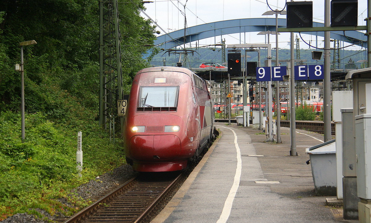 Der Thalys aus Paris-Nord(F) nach Dortmund-Hbf(D) und kommt aus Richtung Belgien,Aachen-Süd(D) und fährt gleich in den Aachener-Hbf ein.
Aufgenommen vom Bahnsteig 9 vom Aachen-Hbf. 
Bei Wolken am Abend vom 24.6.2017.