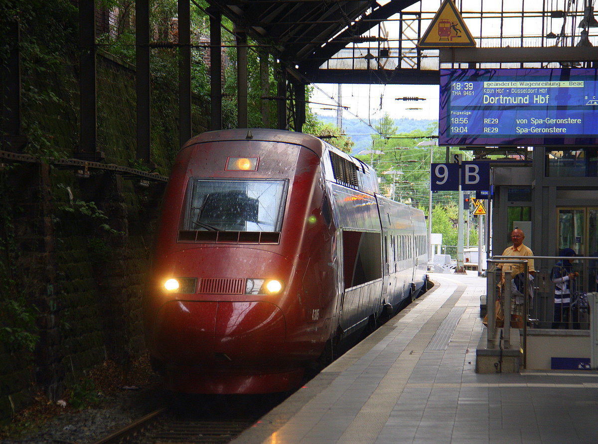 Der Thalys aus Paris-Nord(F) nach Dortmund-Hbf(D) und steht im Aachener-Hbf und fährt gleich in Richtung Köln. 
Aufgenommen vom Bahnsteig 9 vom Aachen-Hbf. 
Bei Wolken am Abend vom 24.6.2017.