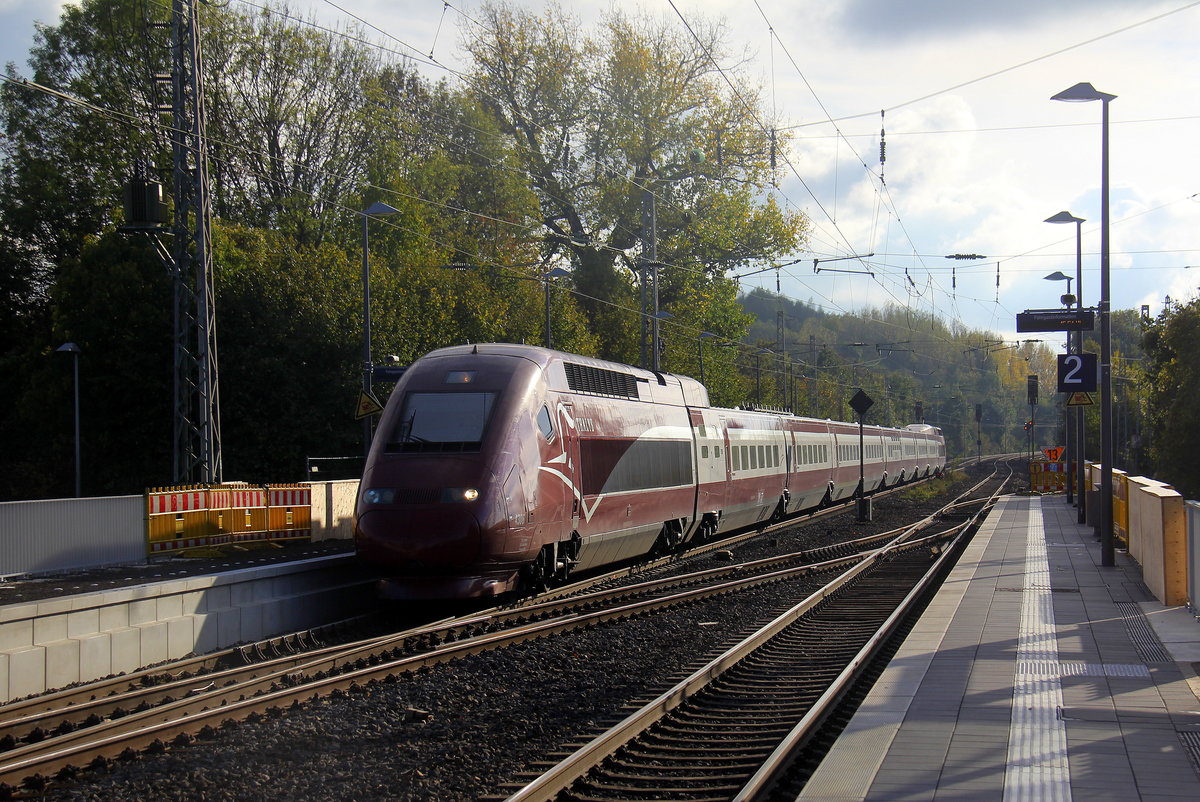 Der Thalys aus Paris(F)-Köln-Hbf kommt aus Richtung Aachen-West als Umleiter und fährt durch Kohlscheid und fährt in Richtung Herzogenrath,Rheydt. 
Aufgenommen von Bahnsteig 2 in Kohlscheid.
Bei Sonnenschein und Wolken am Nachmittag vom 27.10.2018.