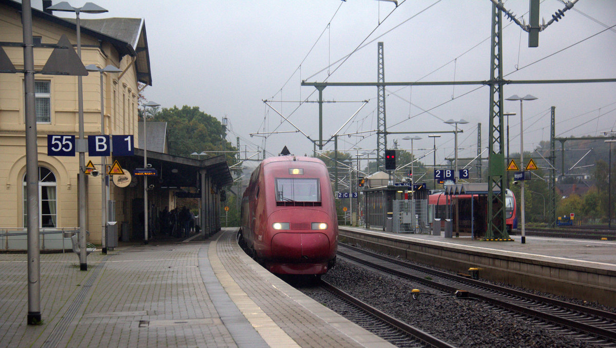 Der Thalys aus Paris(F)-Köln-Hbf kommt durch Herzogenrath als Umleiter aus Richtung Aachen,Kohlscheid und fährt in Richtung Übach-Palenberg,Rheydt. 
Aufgenommen vom Bahnsteig 1 in Herzogenrath.
Bei Regenwetter am Nachmittag vom 20.10.2019.