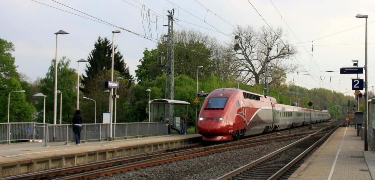 Der Thalys aus Paris(F)-Köln-Hbf kommt aus Richtung Aachen-West als Umleiter und fährt durch Kohlscheid und fährt in Richtung Herzogenrath,Neuss bei schönem Frühlingswetter am Abend vom 19.4.2014. 