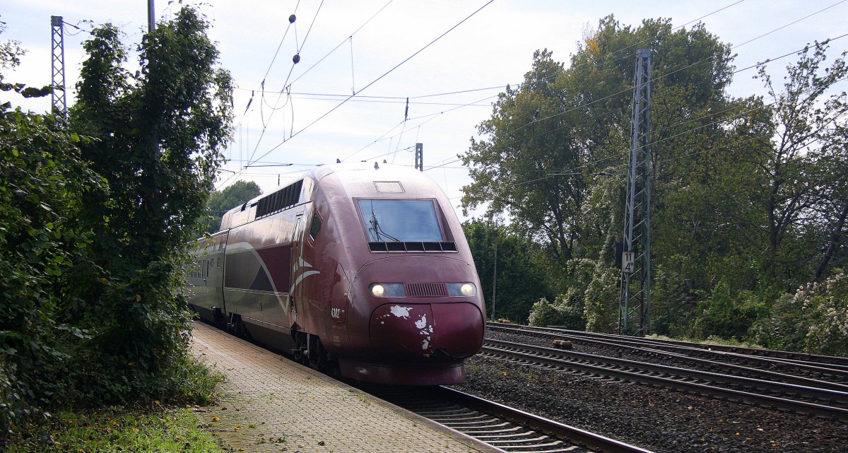 Der Thalys aus Paris(F)-Köln-Hbf kommt aus Richtung Aachen-West als Umleiter und fährt durch Kohlscheid und fährt in Richtung Herzogenrath,Neuss. Bei schönem Herbstwetter am Nachmittag vom 12.10.2014.
