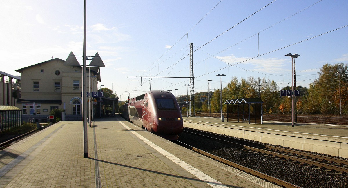 Der Thalys aus Paris(F)-Köln-Hbf kommt durch Herzogenrath als Umleiter aus Richtung Aachen,Kohlscheid und fährt in Richtung Übach-Palenberg,Rheydt.
Bei schönem Novemberwetter am Vormittag vom 1.11.2014. 