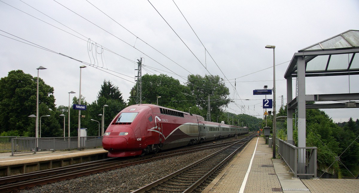 Der Thalys aus Paris(F)-Köln-Hbf kommt aus Richtung Aachen-West als Umleiter und fährt durch Kohlscheid und fährt in Richtung Herzogenrath,Neuss. 
Bei Regenwetter am Nachmittag vom 13.7.2015. 