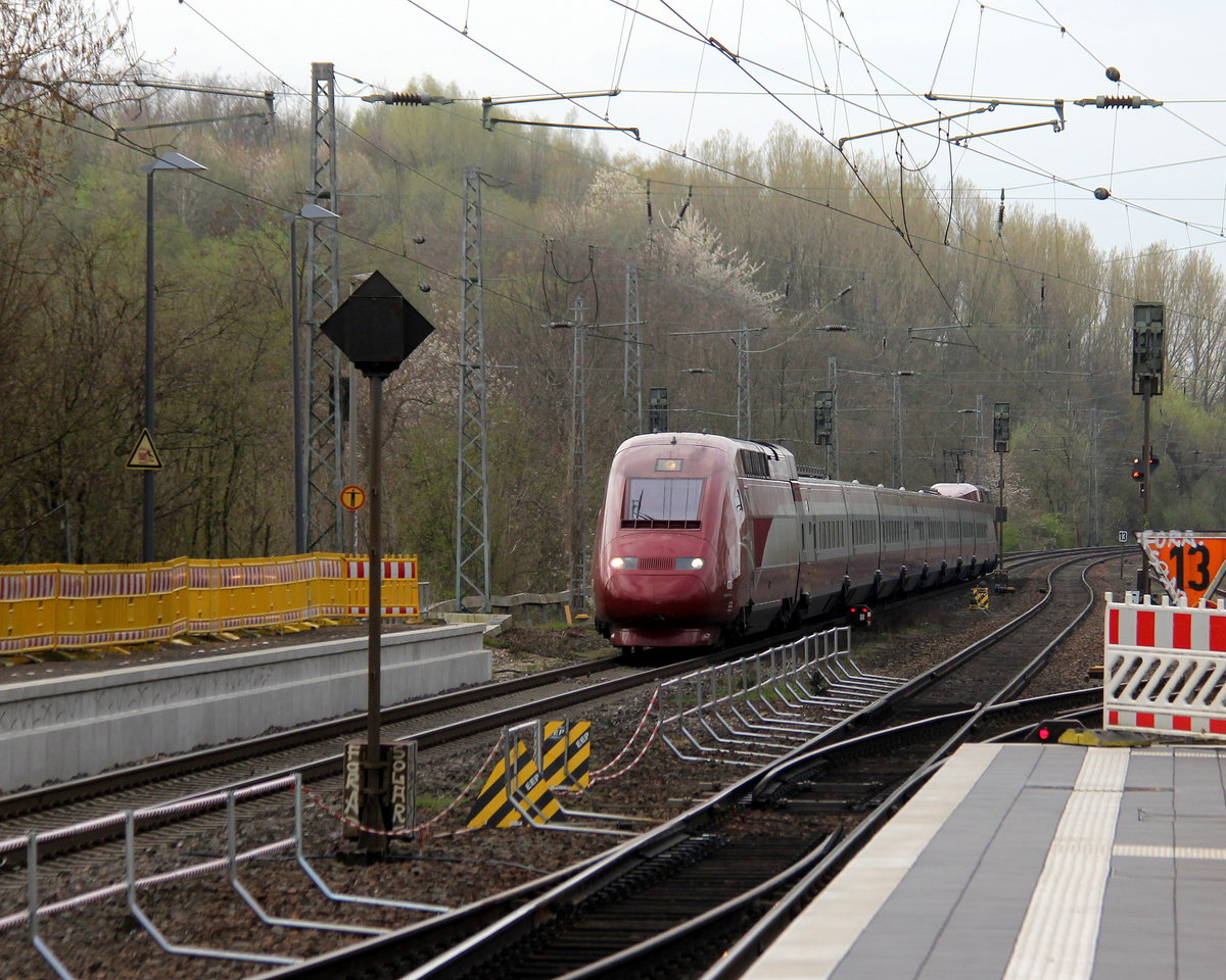 Der Thalys aus Paris(F) nach Köln-Hbf(D) kommt aus Richtung Aachen-West als Umleiter und fährt durch Kohlscheid und fährt in Richtung Herzogenrath,Rheydt. 
Aufgenommen von Bahnsteig 2 in Kohlscheid.
Bei schönem Frühlingswetter am Vormittag vom 6.4.2019.