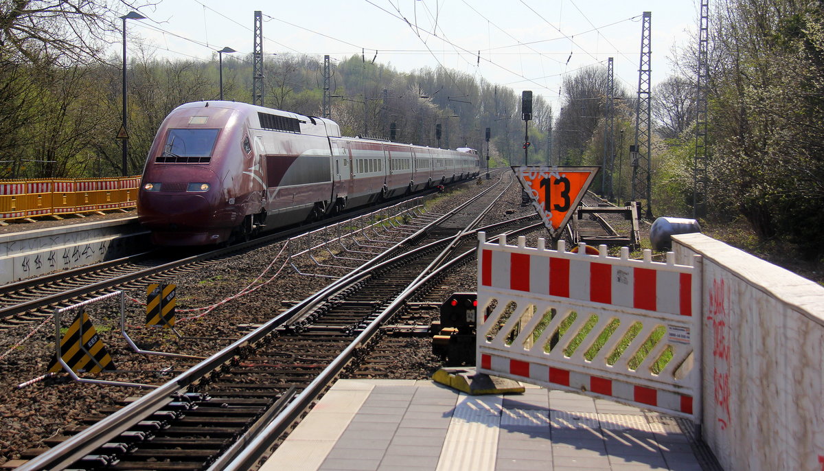 Der Thalys aus Paris(F) nach Köln-Hbf(D) kommt aus Richtung Aachen-West als Umleiter und fährt durch Kohlscheid und fährt in Richtung Herzogenrath,Rheydt. 
Aufgenommen von Bahnsteig 2 in Kohlscheid. 
Bei schönem Frühlingswetter am Nachmittag vom 7.4.2019.
