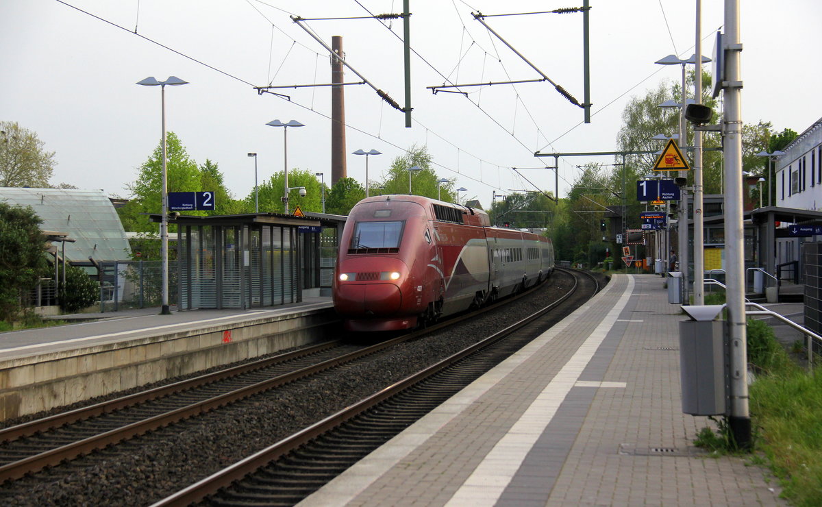 Der Thalys aus Paris(F) nach Essen-Hbf(D) kommt als Umleiter durch Erkelenz in Richtung Mönchengladbach. 
Aufgenommen vom Bahnsteig 1 in Erkelenz.
Am 23.4.2019.