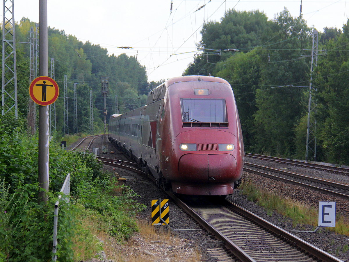 Der Thalys aus Paris(F) nach Köln-Hbf(D) kommt aus Richtung Aachen-West als Umleiter und fährt durch Kohlscheid und fährt in Richtung Herzogenrath,Rheydt. 
Aufgenommen von Bahnsteig 1 in Kohlscheid. 
Bei Sommerwetter am Nachmittag vom 25.7.2019.