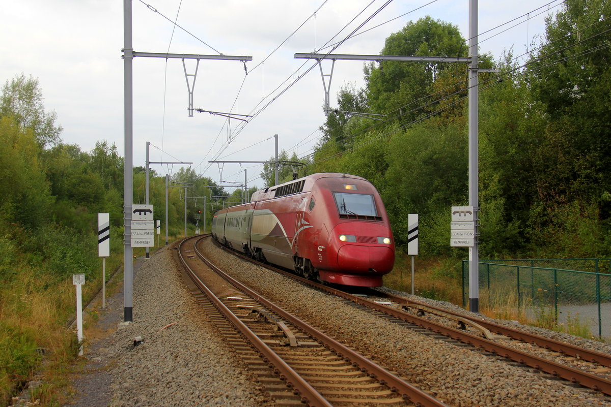 Der Thalys aus s Dortmund-Hbf(D) nach Paris-Nord(F)und kommt aus Richtung Aachen-Hbf(D), Aachen-Süd(D) und fährt durch den Bahnhof von Hergenrath(B) in Richtung Lüttich(B). Aufgenommen vom Bahnsteig 1 in Hergenrath(B). 
Bei Sonne und Wolken am Nachmittag vom 15.8.2018.