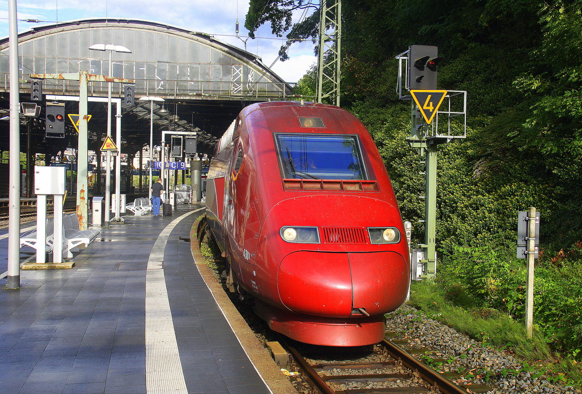 Der Thalys von Dortmund-Hbf(D) nach Paris-Nord(F)  bei der Abfahrt in Aachen-Hbf und fährt in Richtung Belgien. 
Aufgenommen vom Bahnsteig 2 vom Aachen-Hbf. 
Am Nachmittag vom 9.9.2017.