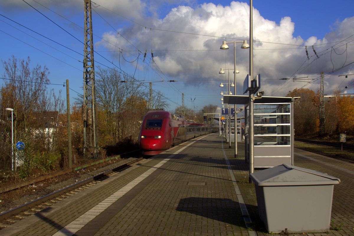 Der Thalys kommt aus Köln-Hbf(D) nach Paris-Nord(F) und kommt aus Richtung Köln und fährt durch Aachen-Rothe-Erde und fährt gleich in den Aachener-Hbf ein. 
Aufgenommen vom Bahnsteig 1 in Aachen-Rothe-Erde.
Bei Sonne und Wolken am Mittag vom 30.11.2019.