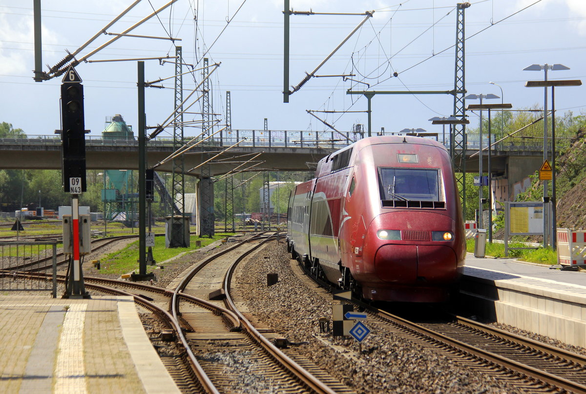 Der Thalys kommt aus Paris-Nord(F) nach köln-Hbf(D) und kommt aus Richtung ,Aachen-Hbf,Aachen-Rothe-Erde,Aachen-Eilendorf und fährt durch Stolberg-Hbf(Rheinland) in Richtung Eschweiler-Hbf,Langerwehe,Düren,Merzenich,Buir,Horrem,Kerpen-Köln-Ehrenfeld,Köln.
Aufgenommen vom Bahnsteig in Stolberg-Hbf. 
Am Nachmittag vom 27.4.2019.