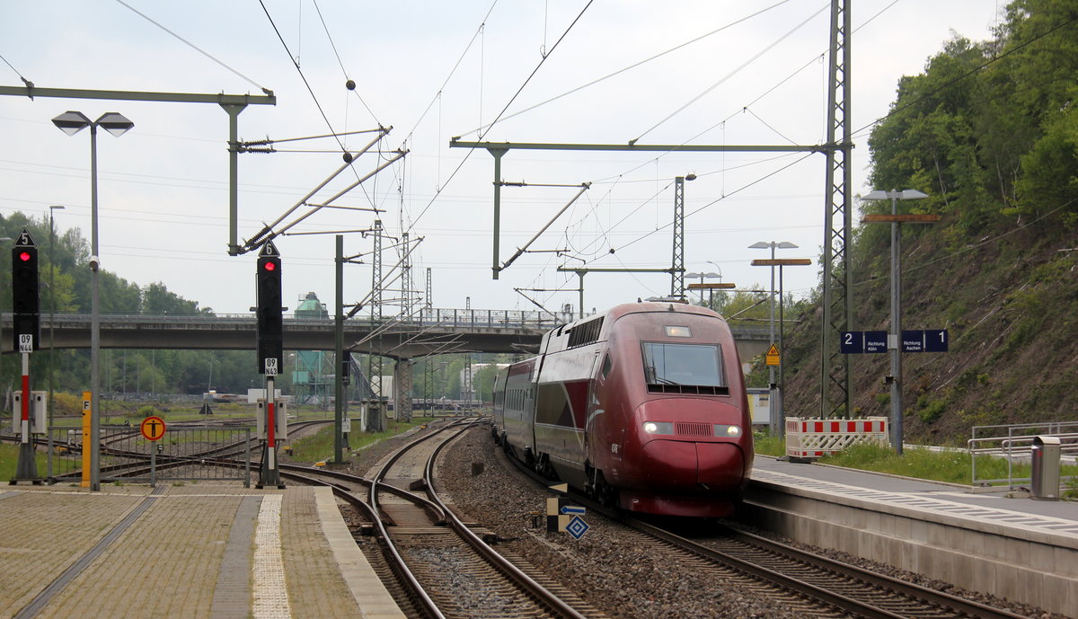 Der Thalys kommt aus Paris-Nord(F) nach köln-Hbf(D) und kommt aus Richtung ,Aachen-Hbf,Aachen-Rothe-Erde,Aachen-Eilendorf und fährt durch Stolberg-Hbf(Rheinland) in Richtung Eschweiler-Hbf,Langerwehe,Düren,Merzenich,Buir,Horrem,Kerpen-Köln-Ehrenfeld,Köln. 
Aufgenommen vom Bahnsteig 43 von Stolberg-Rheinland-Hbf.
Bei Sonne und Regenwolken am Nachmittag vom 11.5.2019.