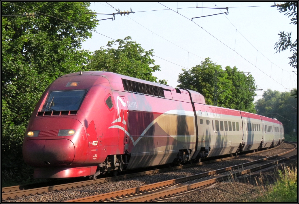 Der Thalys im morgentlichen Streiflicht auf der Kbs 485 unterwegs nach Paris. Hier zu sehen bei Rimburg unweit von Übach Palenberg Anfang Juli 2015.