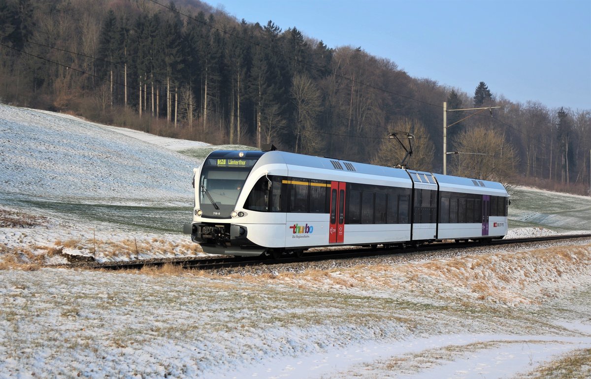 Der Thurbo GTW RABe 526 719-0 ist am frühem Morgen des 2. März 2018 als S41 von Bülach nach Winterthur zwischen Embrach-Rorbas und Pfungen unterwegs.