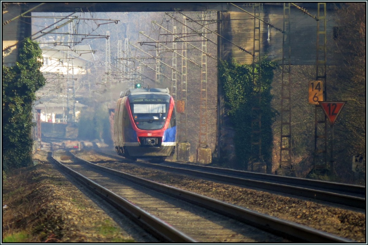 Der tiefe Blick hinein auf die Kbs 485 in Richtung Herzogenrath vom Wurmtal aus.
Eine Euregiobahn (RB 20) ist gerade downtown unterwegs nach Heerlen (NL) in den frühen Morgenstunden. Schön zu Sehen auch der Anstieg der Strecke hinauf  nach Kohlscheid.Szenario vom März 2014.