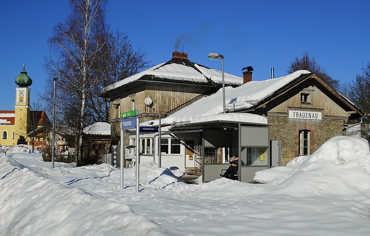 Der tiefverschneite Bahnhof Frauenau im Bayerischen Wald am 15.02.2019