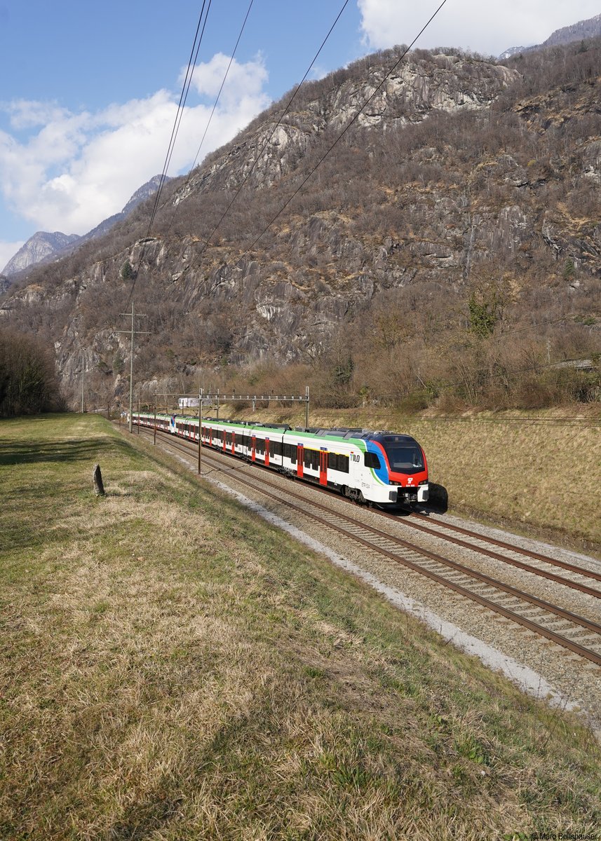 Der TILO Flirt RABe 524 308 und 524 307 sind als S 20 von Biasca nach Locarno unterwegs. Sie durchfahren in Kürze den für den Personenverkehr stillgelegten Bahnhof Claro. Bemerkenswert sind auch die fehlenden Abdeckungen auf dem Dach. Claro, 07.03.2021