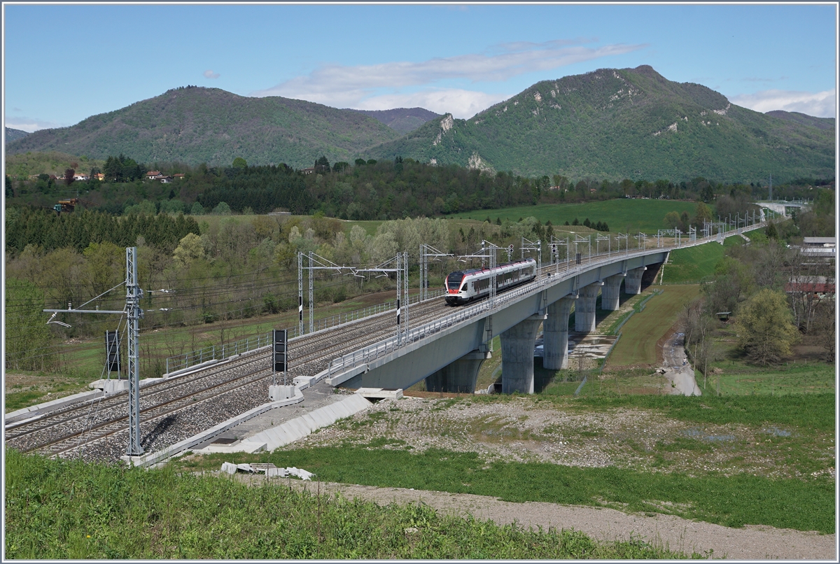 Der Tilo RABe 524 002 als S 40 25466 von Varese nach Como auf der 438 Meter langen Bevera Brücke kurz vor Cantello Gaggiolo. 

27. April 2019