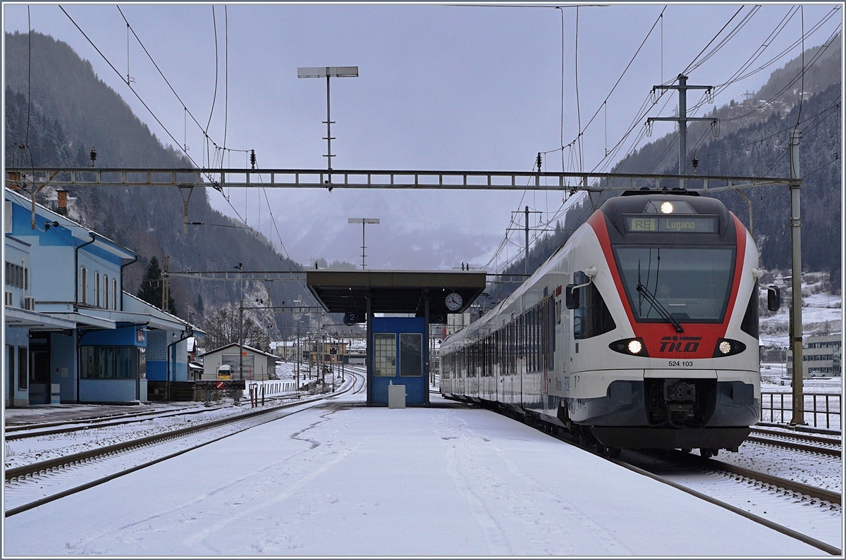 Der TILO RABe 524 103 als RE von Erstfeld nach Lugano beim Halt in Ambri Piotta. Zum Fahrplanwechsel am 13.12.20 werden andere Flirts mit dem klangvollen Namen  Traverso  die TILO Flirts ablösen und wieder Direktverbindungen vom Tessin via Gotthard Panorama Strecken nach Basel und Zürich bieten. 

5. Januar 2017
