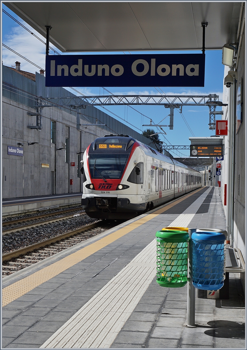 Der TILO RABe 524 116 erreicht als S 50 25564 von Varese nach Bellinzona den Bahnhof Iduno Olona. 


27. April 2019