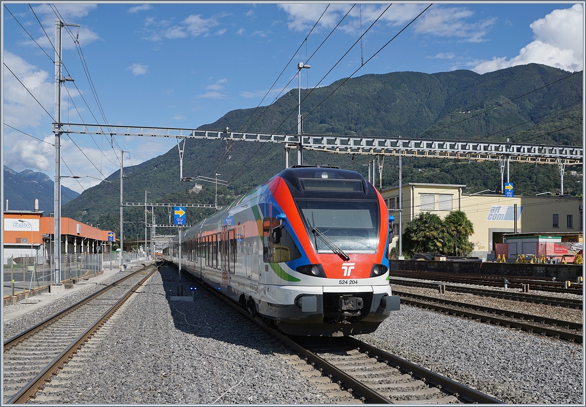 Der TILO RABe 524 204 und ein weiterer verlassen Giubiasco in Richtung Bellinzona.

25. Sept. 2019