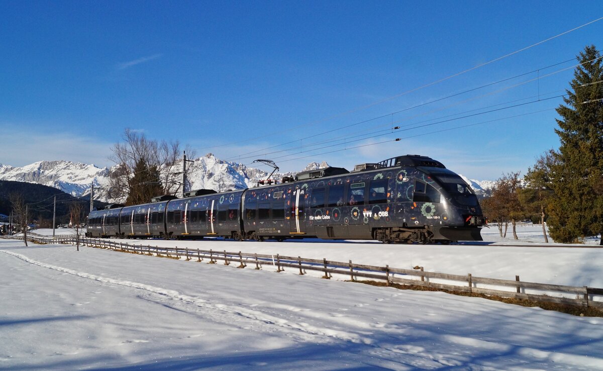 Der Tiroler Weihnachtszug in Form des Ex-Kärtners 4024 123-3 wirbt für mehr Liebe und Zusammenhalt. Von 1. bis 24. Dezember gab es auch das ein oder andere Angebot an Bord des Triebwagens. Am 27.12.2023 war er als S-Bahn-Pendler auf der Karwendelstrecke eingeteilt, wo er kurz hinter Seefeld in Tirol in winterlicher Atmosphäre als Zug 5455 bei der Talfahrt nach Innsbruck Hauptbahnhof aufgenommen werden konnte.
