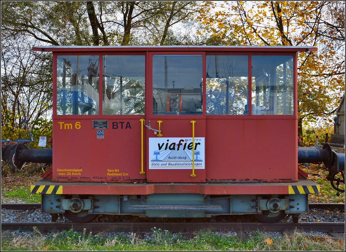Der Tm 2/2 6 des Bundestanklagers ist nun für die Firma Viafier im Einsatz. Das Glaskästchen hat eine durchaus interessante Bauform. Romanshorn, November 2015.