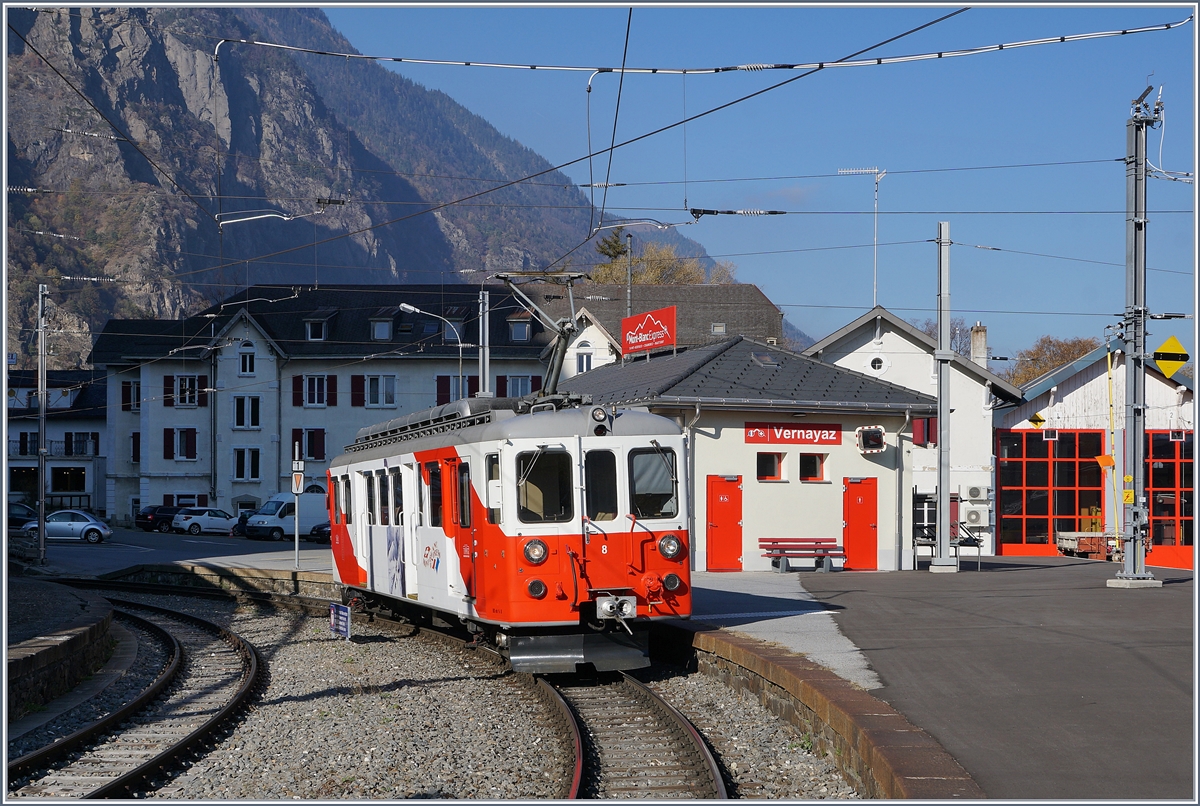 Der TMR / MC  BDeh 4/4 N° 8 (TSI Nr: 90 85 838 0008-5) im Baustellenbedingten Pendel-Verkehr Vernayaz MC - Martigny - Vernayaz MC beim Aufenthalt in Vernayaz MC. Dieser Aufenthalt dauerte eine guten halbe Stunde, dann fuhr der Triebwagen die 4.8 Kilometer nach Martiny und kehrte nach einem kurzen Aufenthalt von dort wieder zurück.

Die drei ersten Triebwagen wurden als ABDeh 4/4 N° 4, N° 5 und N° 6 im Jahre 1957 ausgeliefert, die beiden ABDeh 4/4 N° 7 und N° 8 folgten 1964. Nach dem Wegfall der 1. Klasse bei der MC wurde sie 1980 in BDeh 4/4 umbezeichnet.  

18. Nov. 2018