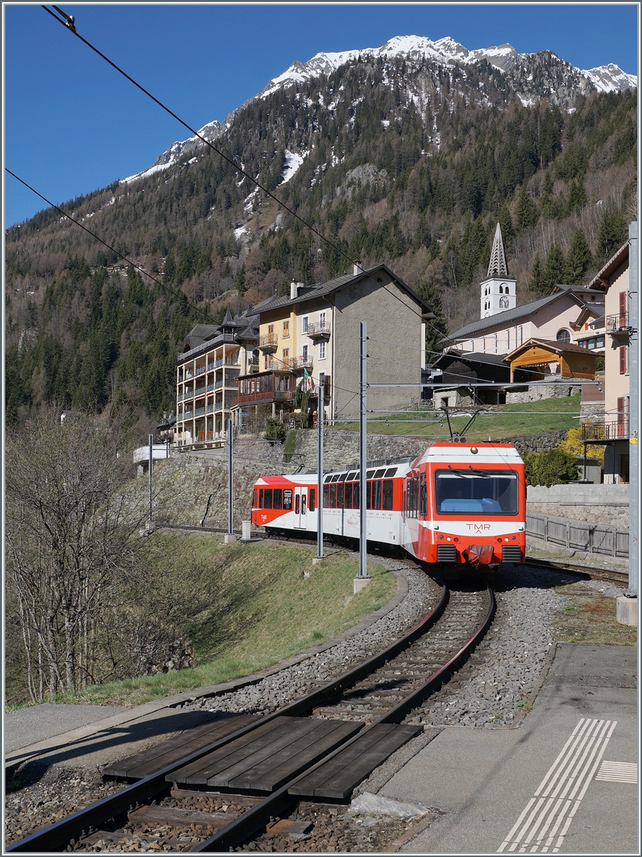 Der TMR Beh 4/8 N° 72 mit der UIC Nummer 72 (UIC 90 85 838 072-4 CH-TMRSA) erreicht Finhaut.  Der dreiteilige Triebwagen ist als Regionalzug 18977 von Vallorcine nach Martingny unterwegs.

9. April 2026