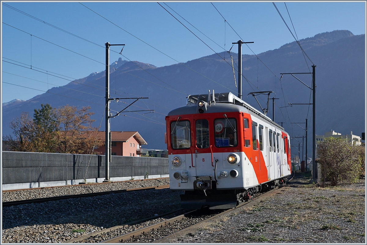 Der TMR MC BDeh 4/4 N° 8 (TSI Nr: 90 85 838 0008-5) von Martigny kommend bei der Durchfahrt an der ehemaligen Haltestelle La Bâtiaz (EH). Von der Eröffnung 1906 bis 1931 verkehrten die Züge statt auf dem direkten Weg zum SBB Bahnhof über die Stadt Martigny welche damals damit eine Trambahn hatte.
18. Nov. 2018
