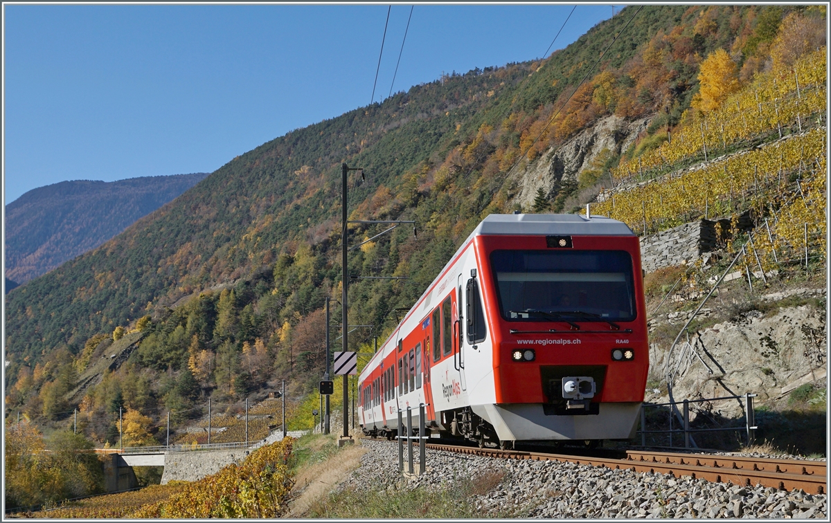 Der TMR Region Alpes RABe 525 040 ist kurz nach Bovernier in den bunten Reben auf der Fahrt nach Le Châble. 

6. November 2020